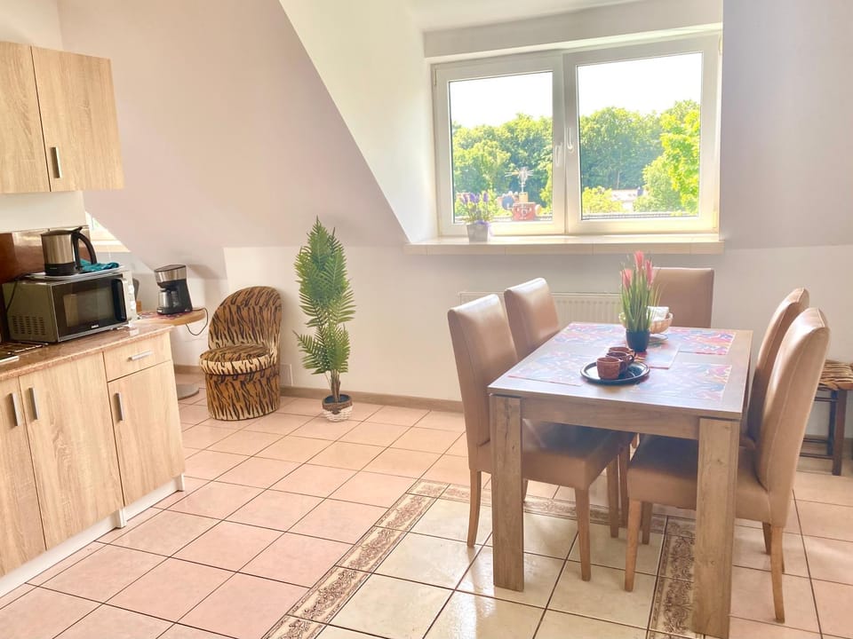 Coffee/tea facilities, Kitchen or kitchenette, Living room, Seating area, Dining area, stove