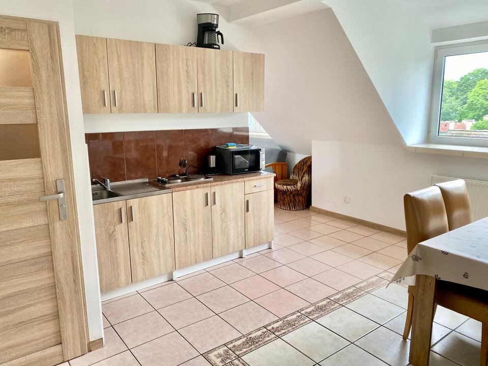 Coffee/tea facilities, Kitchen or kitchenette, Dining area, microwave, stove