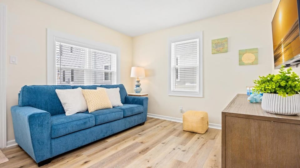 Modern 2BR Cottage in WW Crest - Sleeps 7 House in Wildwood