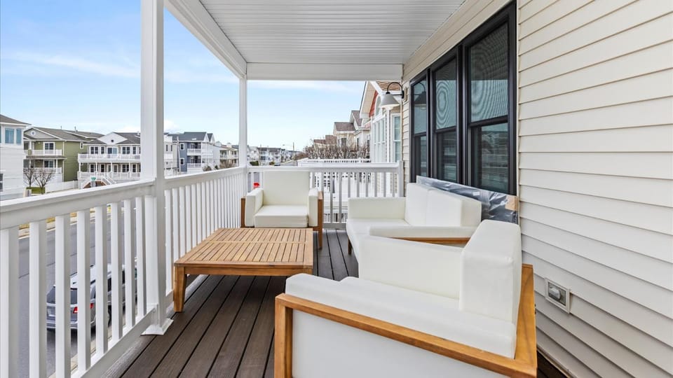 Sleeps 8 - Walk to Beach - Bright OC Condo House in Ocean City