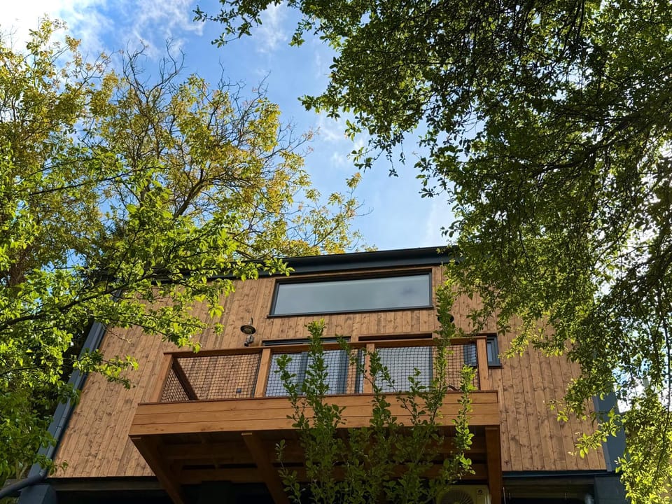 Property building, Spring, Balcony/Terrace