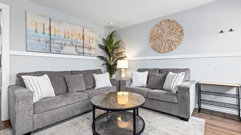 Modern Beach Retreat Sleeps 8 - Big Yard & BBQ House in Ventnor City
