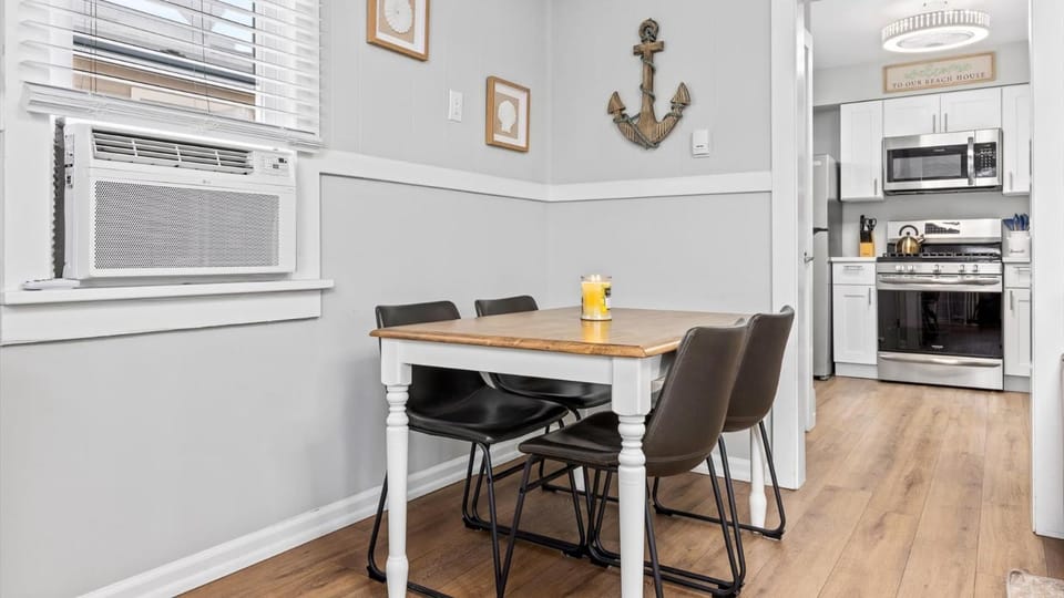Modern Beach Retreat Sleeps 8 - Big Yard & BBQ House in Ventnor City