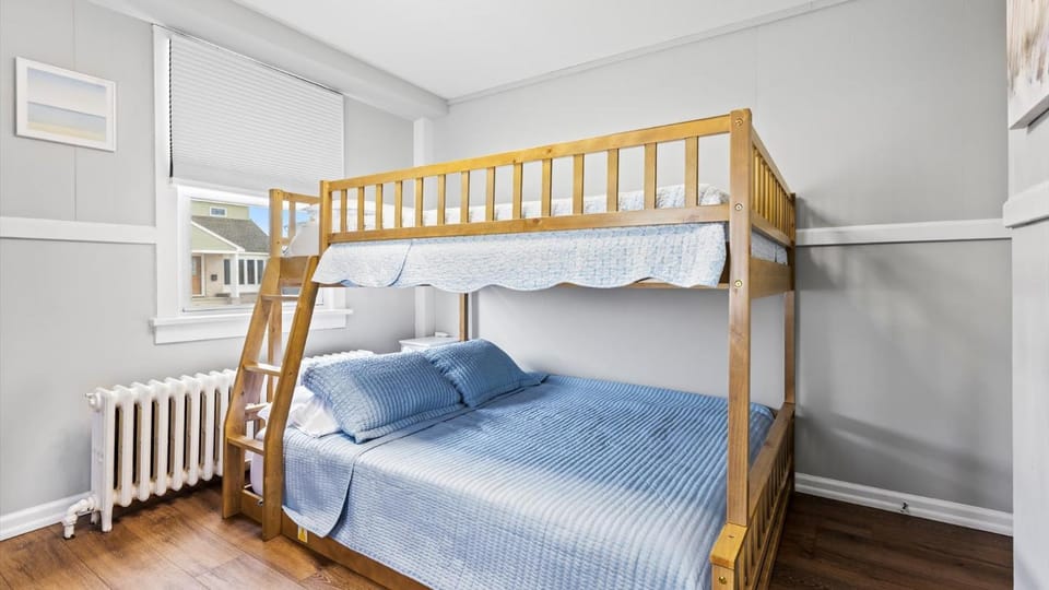 Modern Beach Retreat Sleeps 8 - Big Yard & BBQ House in Ventnor City