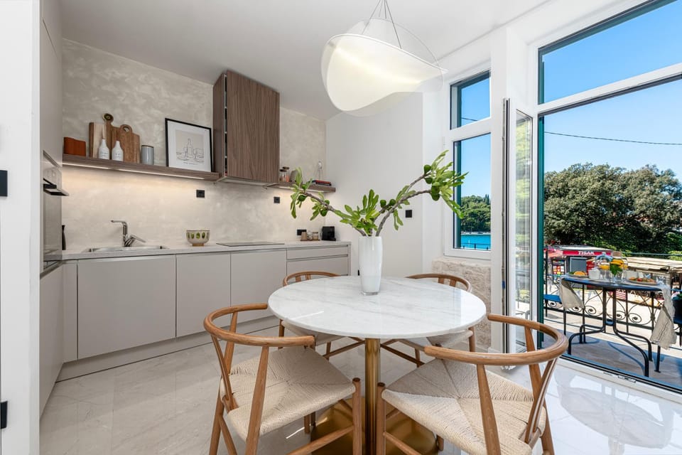 View (from property/room), Kitchen or kitchenette, Seating area, Dining area