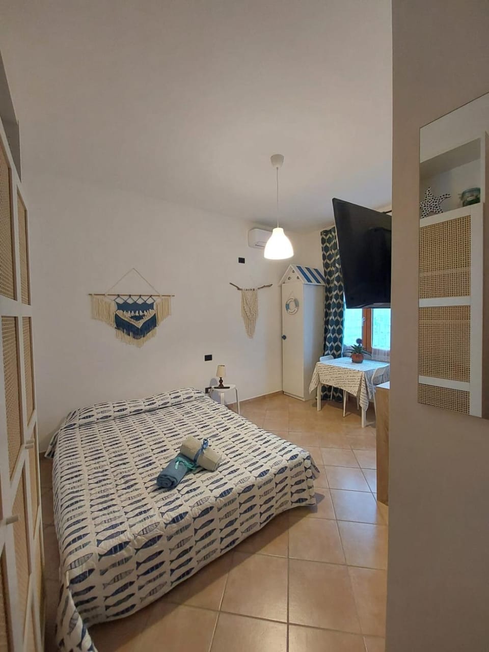 Bed, TV and multimedia, Photo of the whole room, Bedroom, towels
