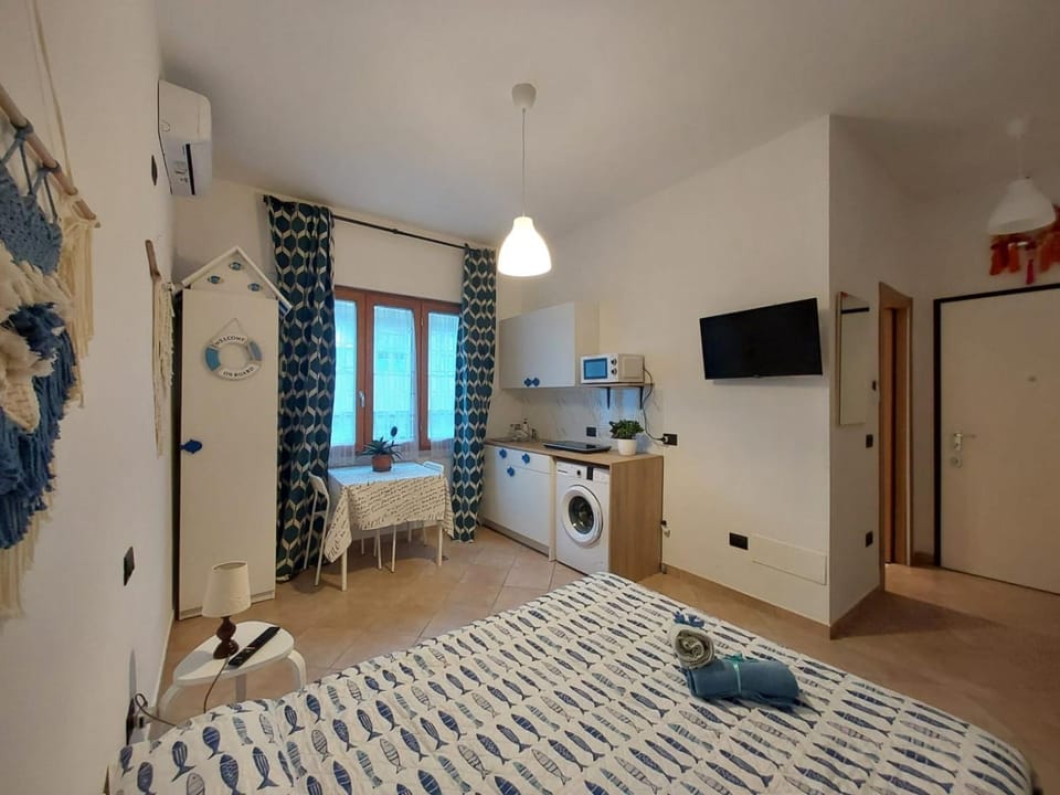 Bed, TV and multimedia, Kitchen or kitchenette, Photo of the whole room, Dining area, Bedroom, minibar