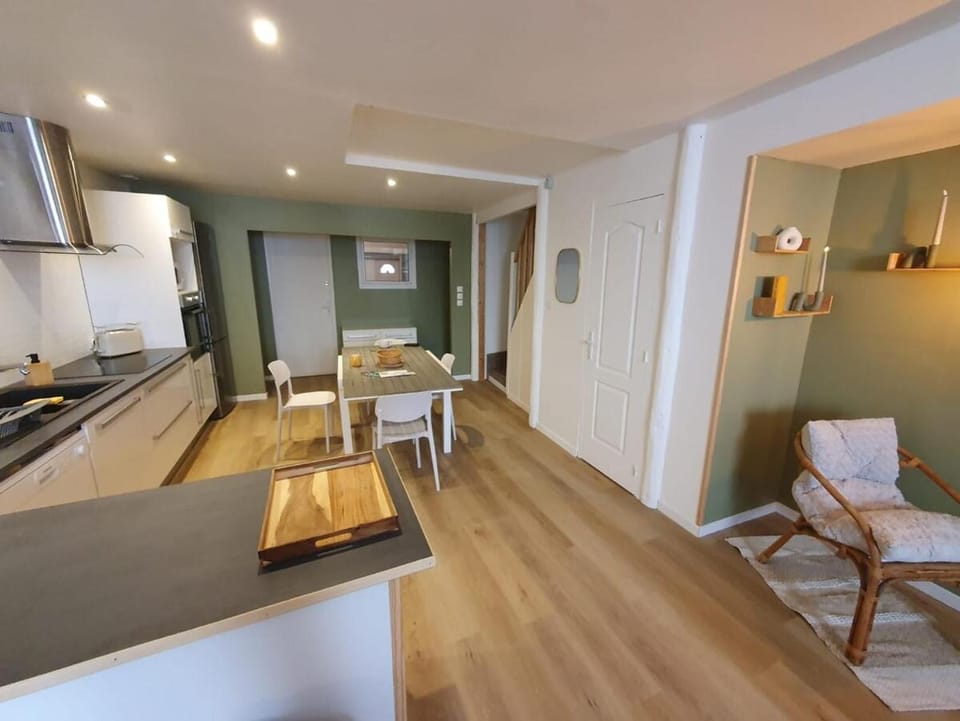 Kitchen or kitchenette, Living room, Seating area, Dining area