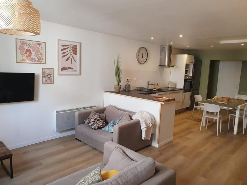 TV and multimedia, Kitchen or kitchenette, Living room, Dining area
