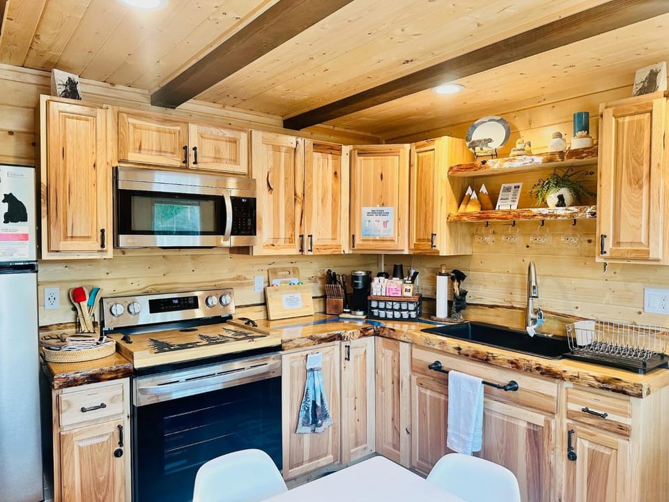 Kitchen or kitchenette, Dining area, oven, stove, toaster