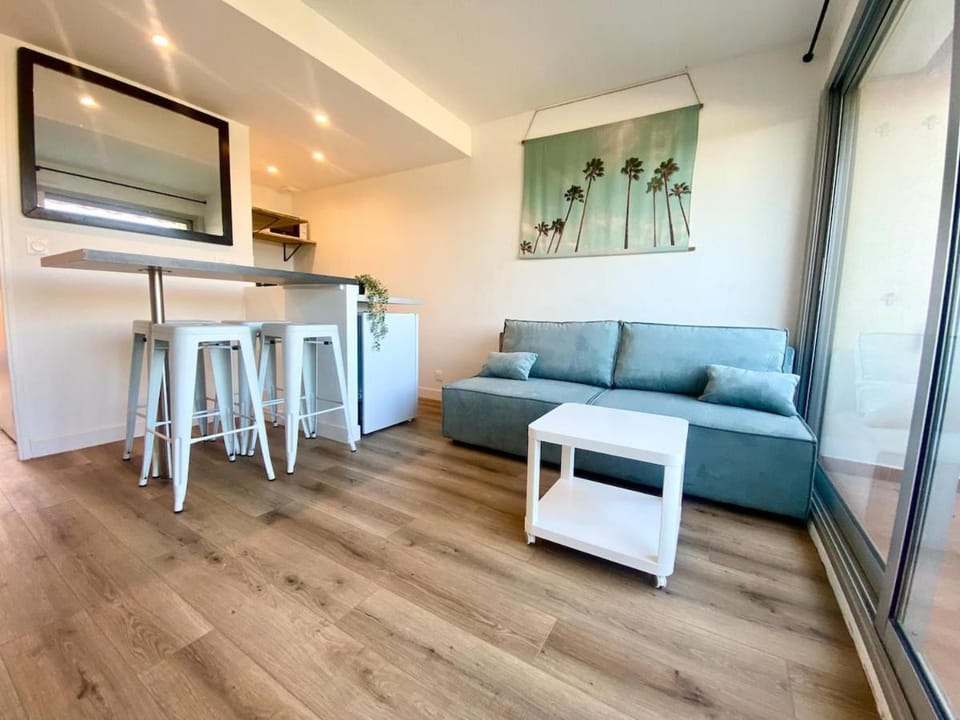 Beautiful Private rooftop with sea view 4 people Apartment in Saint-Raphael