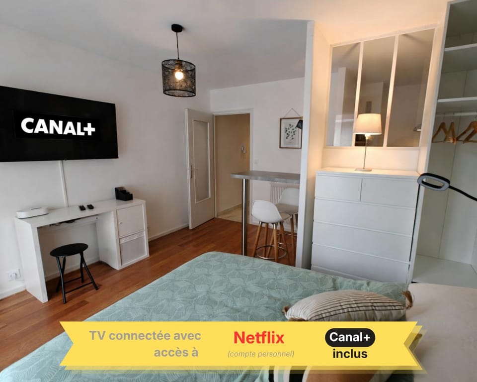 TV and multimedia, Living room, Photo of the whole room, Bedroom