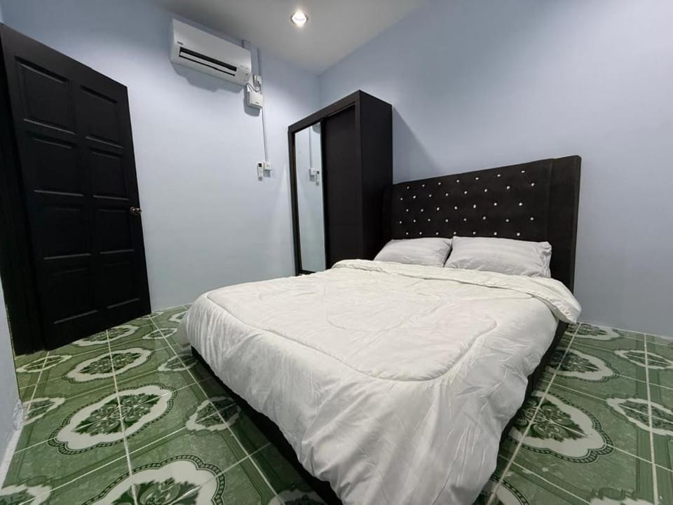 Bed, Bedroom, wardrobe, air conditioner