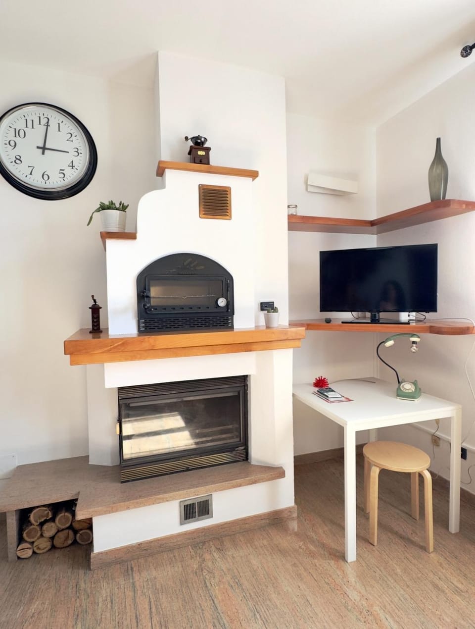TV and multimedia, Seating area, fireplace