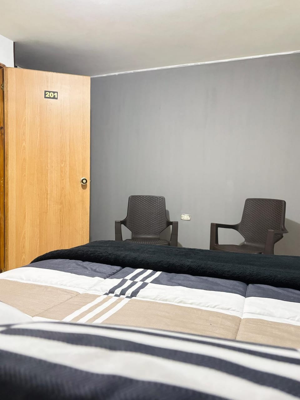 Bed, Living room, Photo of the whole room, Seating area, Bedroom