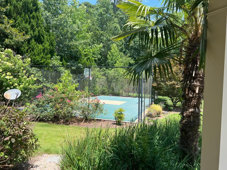 Garden, Tennis court