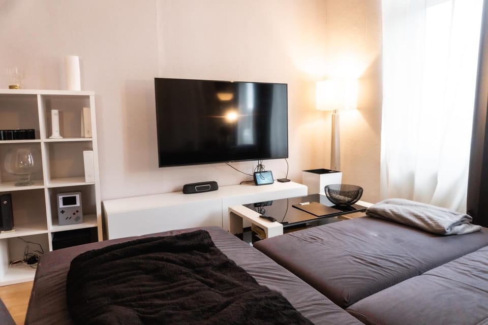 Communal lounge/ TV room, Bed, TV and multimedia, Living room, Photo of the whole room, Seating area, Evening entertainment, Bedroom