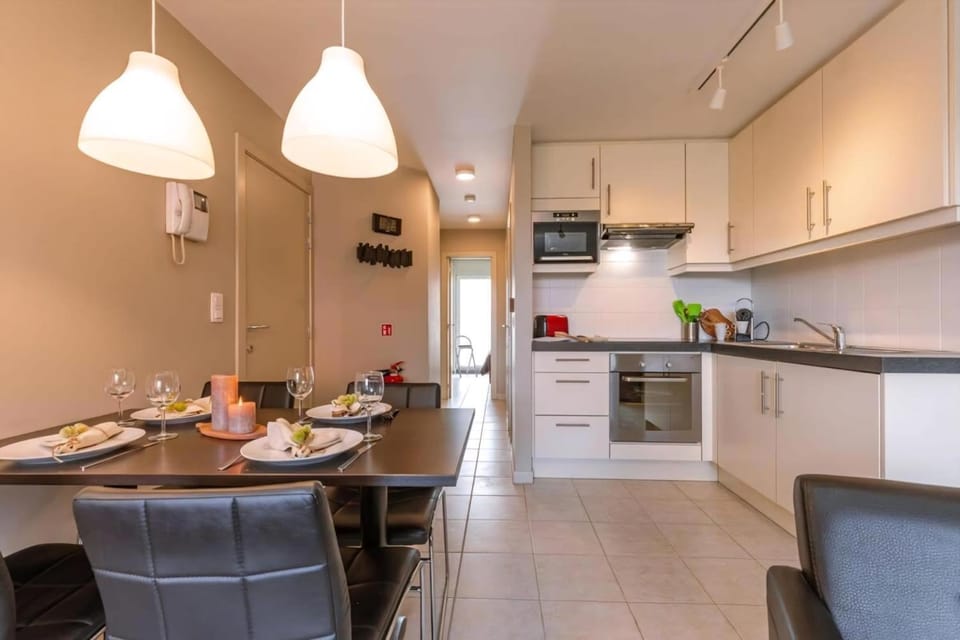 Property building, Kitchen or kitchenette, Living room, Seating area, Dining area, dishwasher, oven, stove