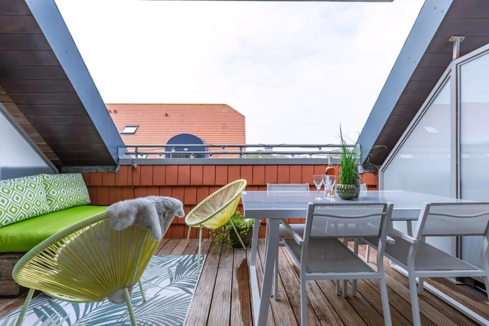Property building, Day, View (from property/room), Balcony/Terrace