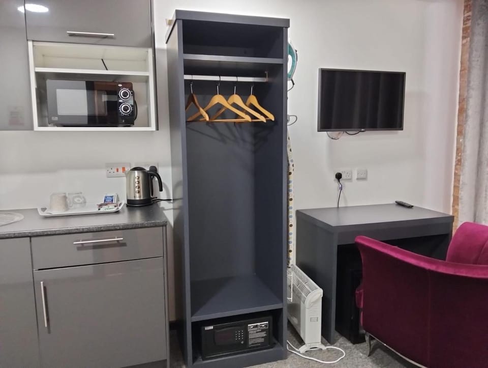 TV and multimedia, Kitchen or kitchenette, Photo of the whole room, Seating area