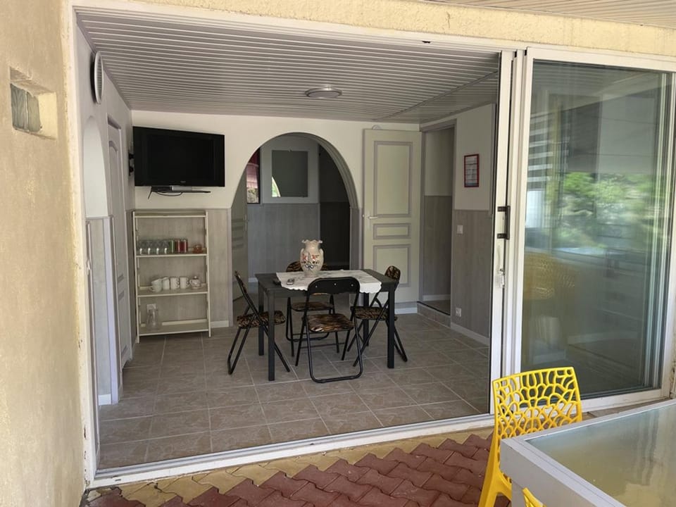 Appartement spacieux à Esparron pour 10 avec piscine - FR-1-822-20 Apartment in French Riviera