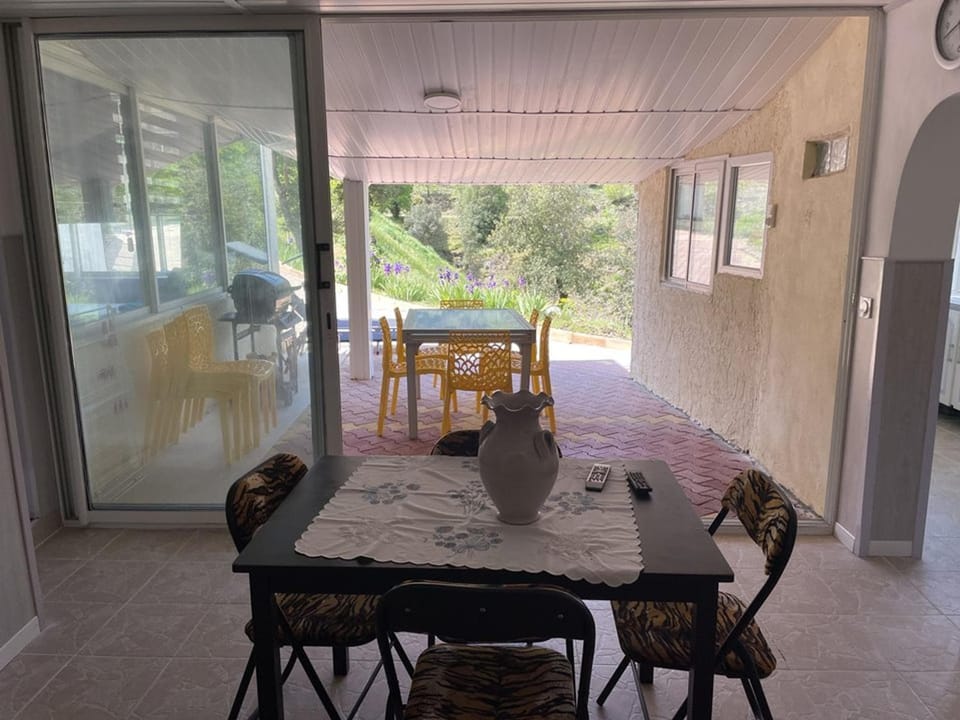 Appartement spacieux à Esparron pour 10 avec piscine - FR-1-822-20 Apartment in French Riviera