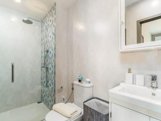Shower, Toilet