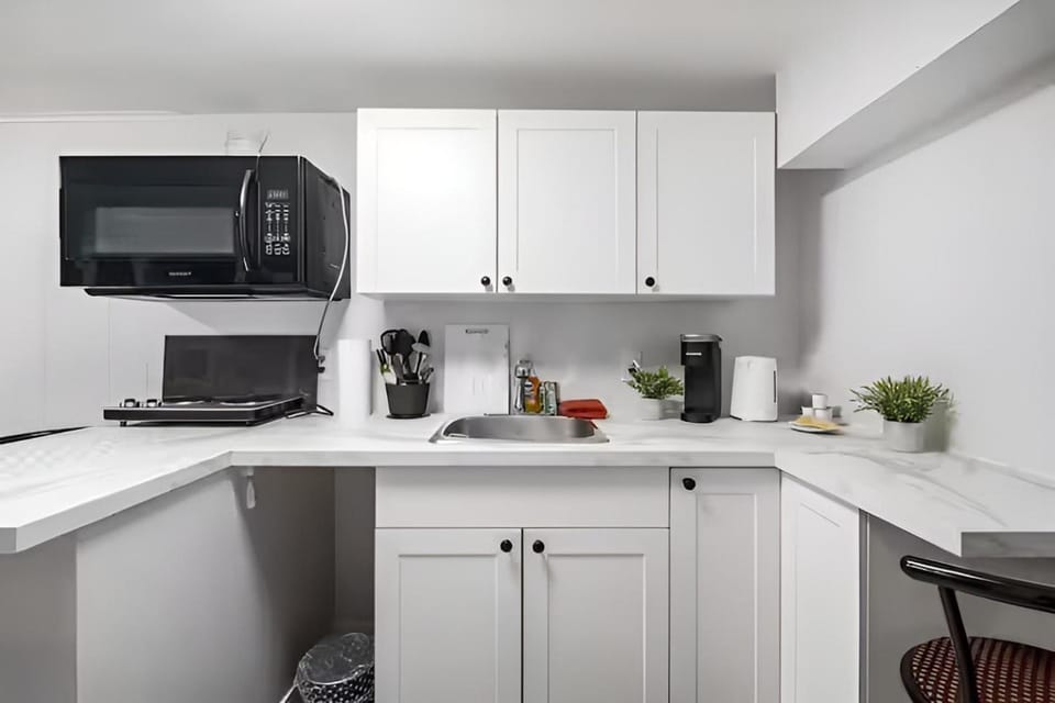 Coffee/tea facilities, Kitchen or kitchenette, stove, kitchen, kitchen
