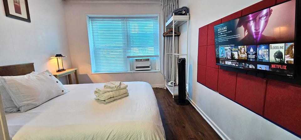 Bed, TV and multimedia, Bedroom, flat iron, towels, air conditioner