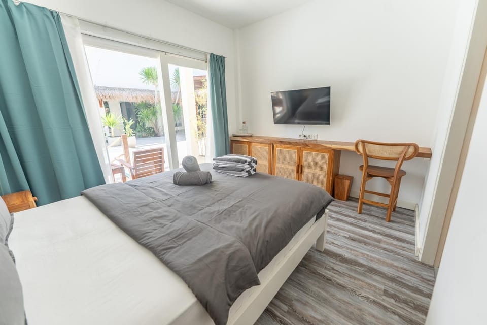 Bed, TV and multimedia, Bedroom