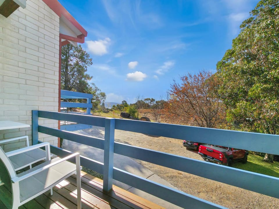 Alpha 9 - Central 3BR Apt l Ski Storage l Smart TVs l WiFi - By HappyHosts Apartment in Jindabyne