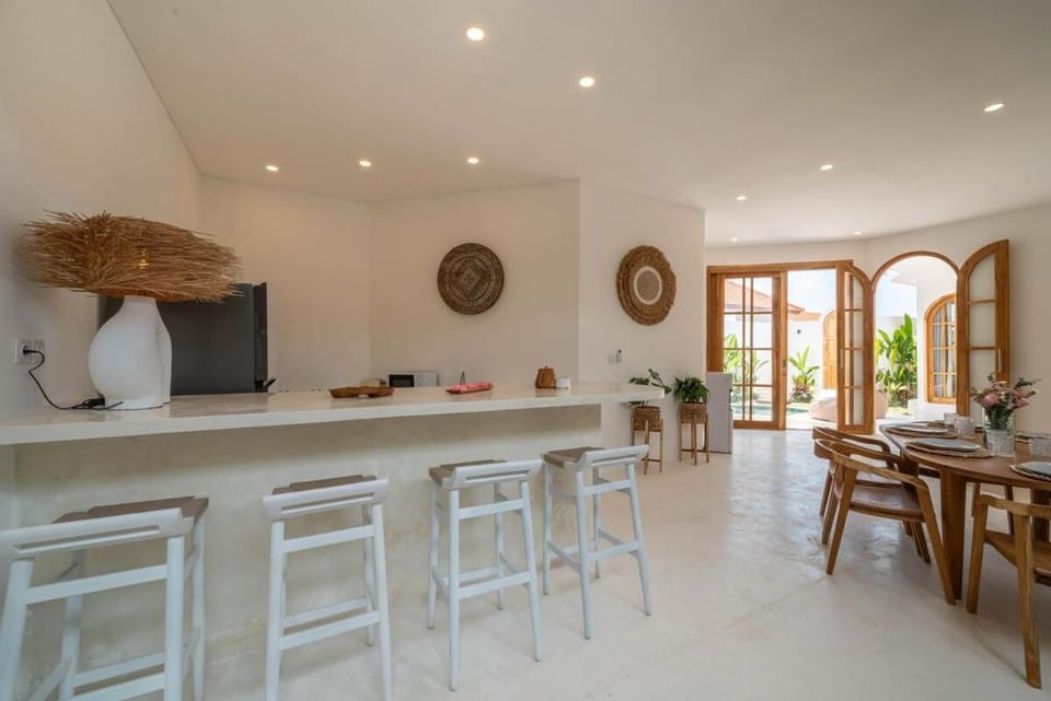 VILLA LÂÂ - Tropical & Modern 3BR - Canggu beach House in North Kuta