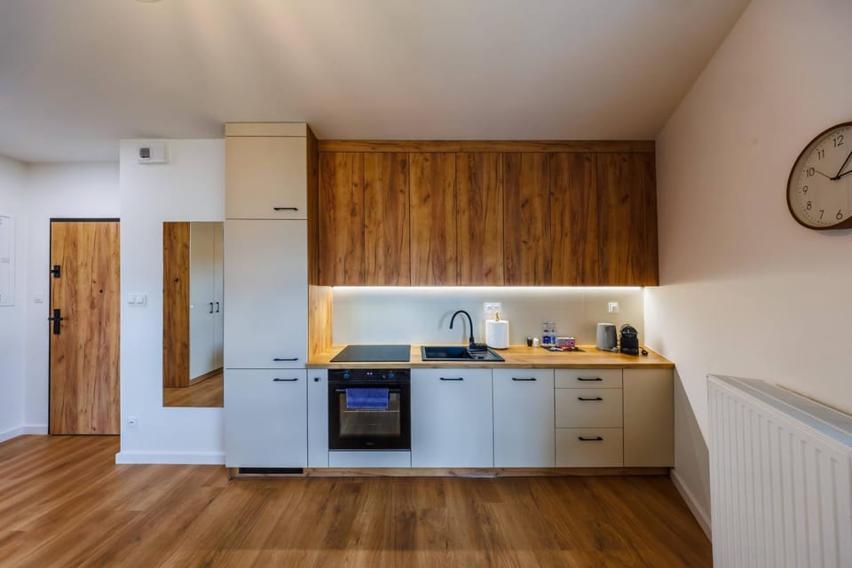 Kitchen or kitchenette, minibar, oven, stove, toaster