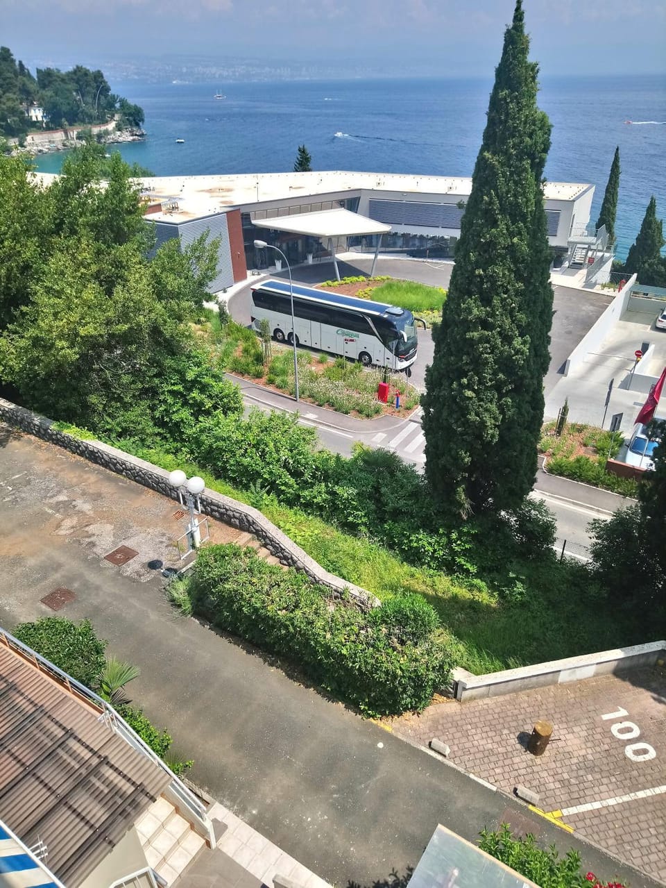 Restaurant/places to eat, Neighbourhood, Natural landscape, Fitness centre/facilities, Other, Beach