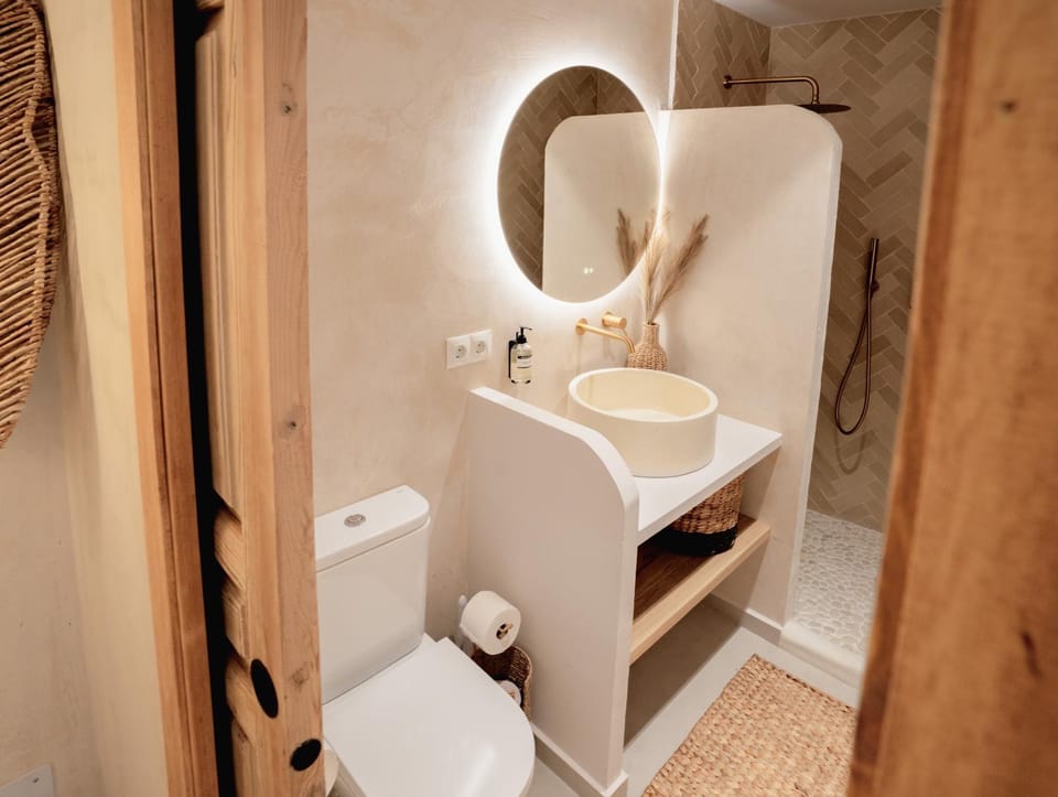 Shower, Toilet, Bathroom, hair dryier
