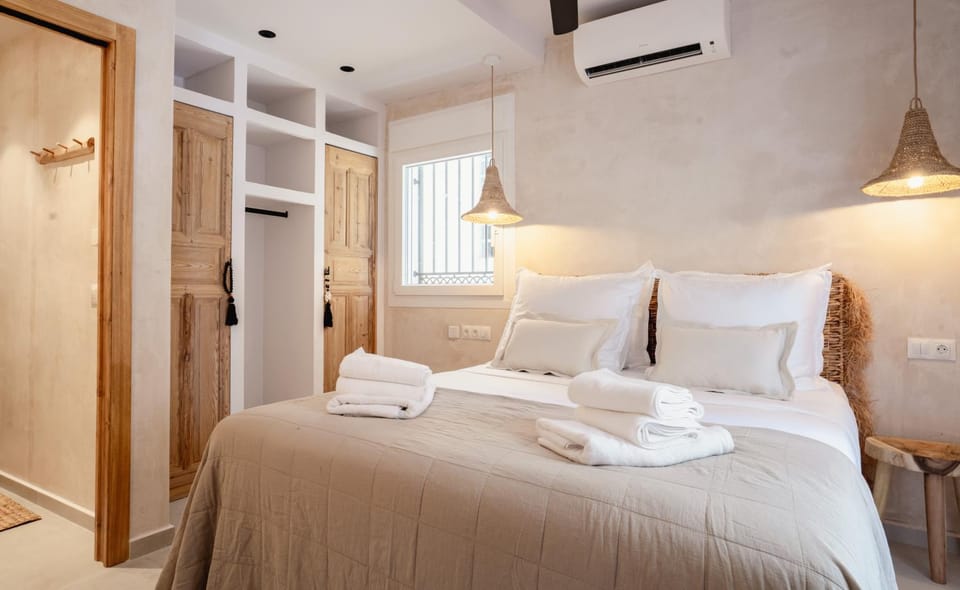 Bed, Photo of the whole room, Bedroom, storage, towels, wardrobe, air conditioner
