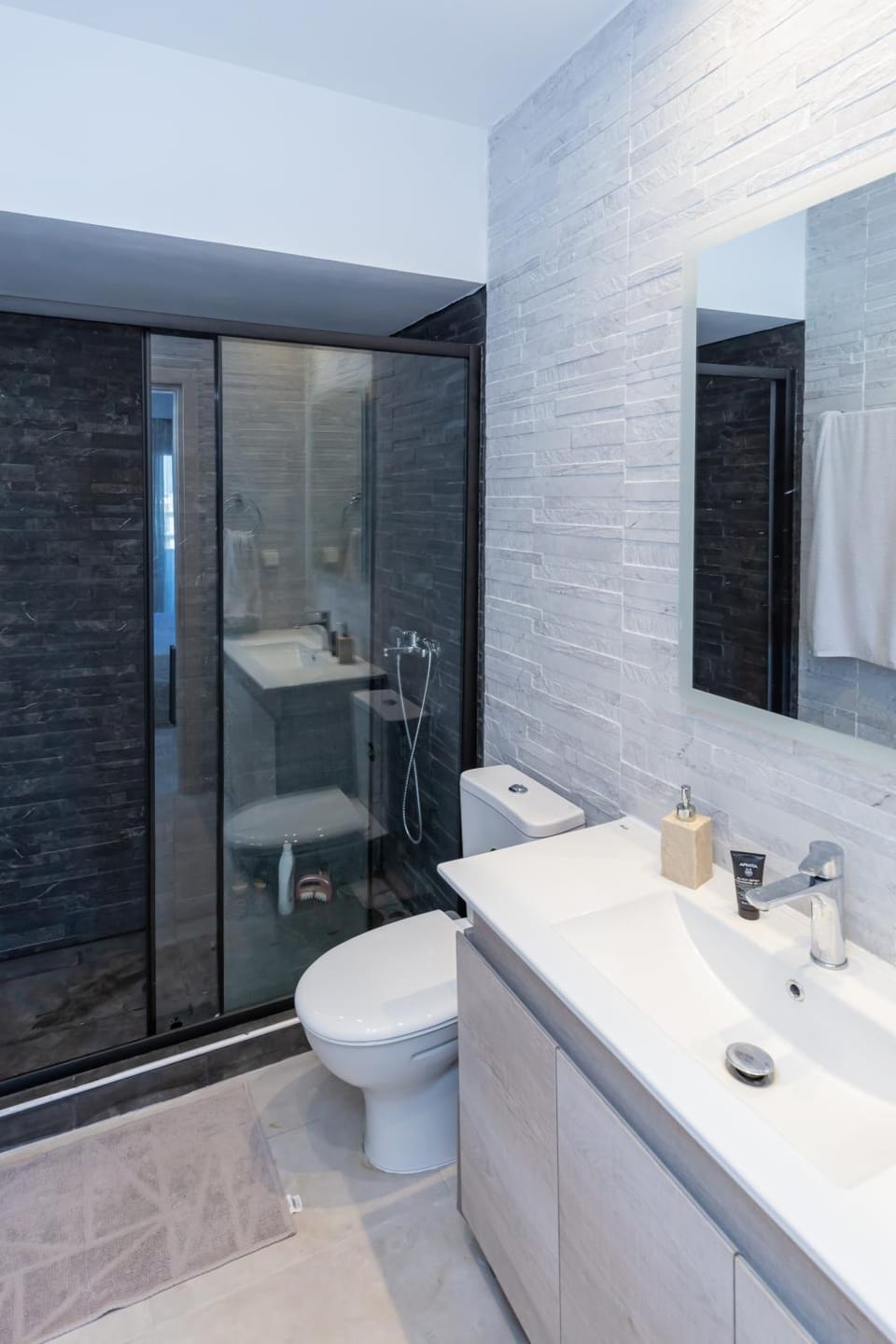 Shower, Toilet, Bathroom, towels