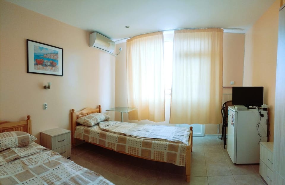 Bed, TV and multimedia, air conditioner
