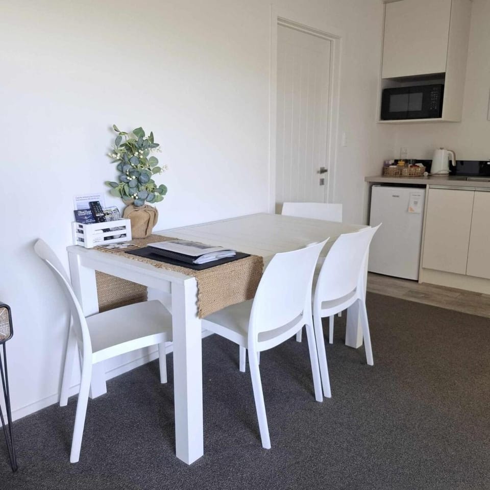 Kitchen or kitchenette, Dining area, stove