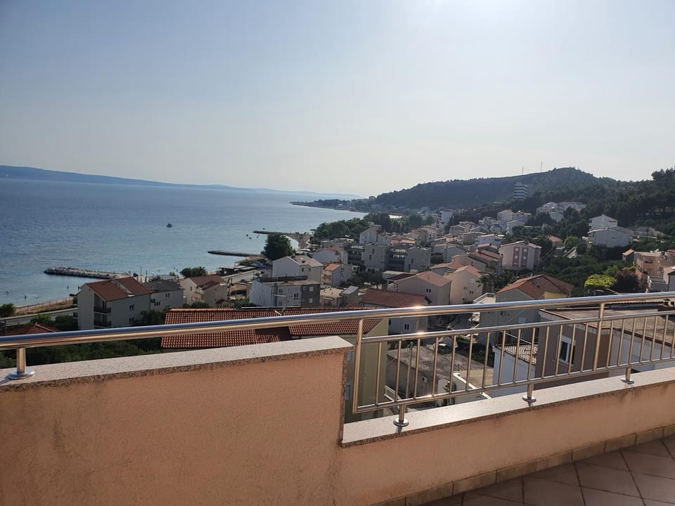 Restaurant/places to eat, Day, Natural landscape, View (from property/room), Balcony/Terrace, City view, Mountain view, Sea view, Shopping Area, Time of day, Sunrise, Sunset, sunbed