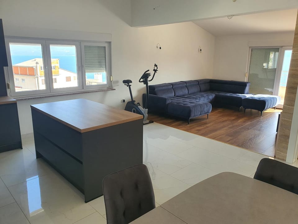 Communal lounge/ TV room, Bed, TV and multimedia, Living room, Fitness centre/facilities, Photo of the whole room, Seating area, Dining area