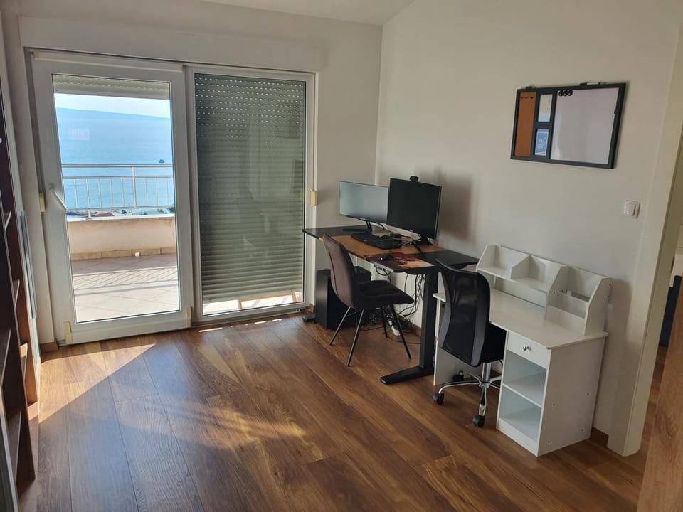 Natural landscape, Summer, Library, TV and multimedia, Photo of the whole room, Sea view, Family, internet