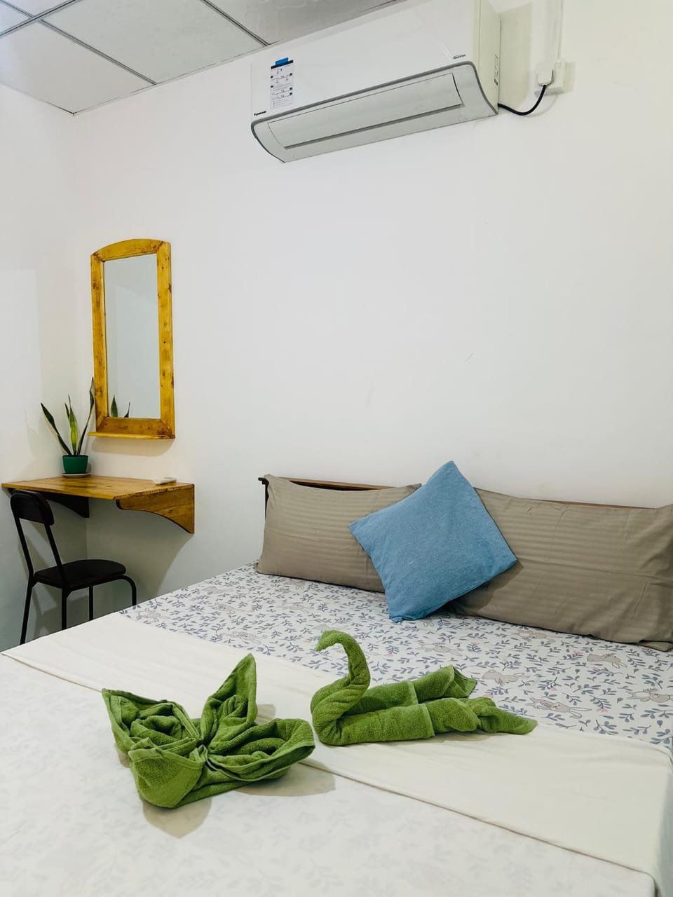 Bed, Photo of the whole room, Bedroom, towels, air conditioner