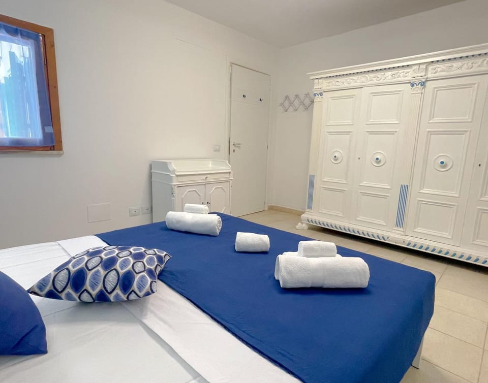 Bed, Photo of the whole room, Bedroom, towels, wardrobe