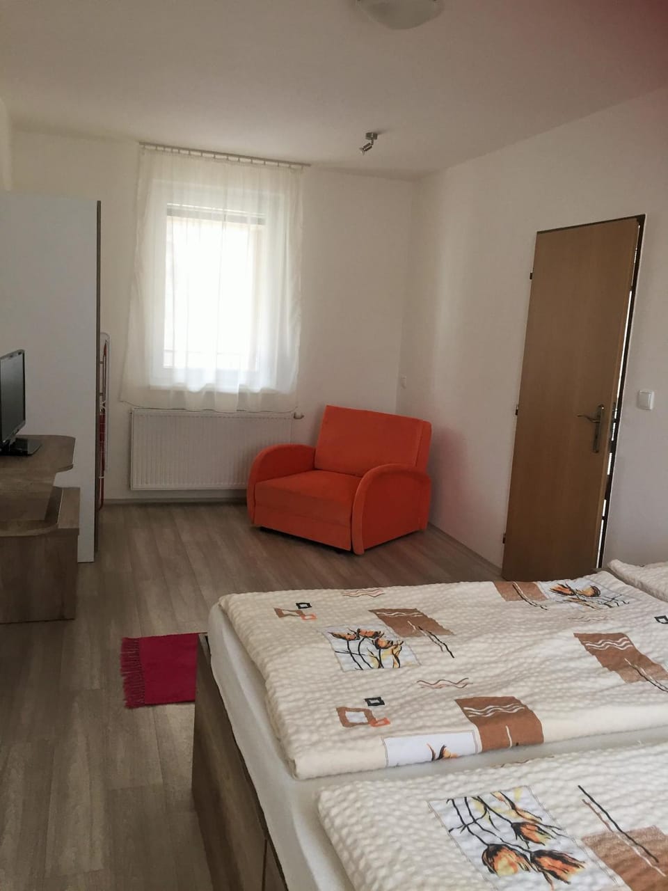 Photo of the whole room, Bedroom