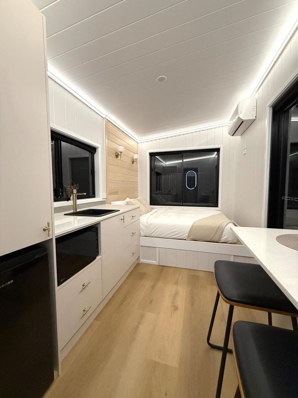Bed, Kitchen or kitchenette, Living room, Photo of the whole room, Seating area, Dining area, Bedroom, oven, air conditioner