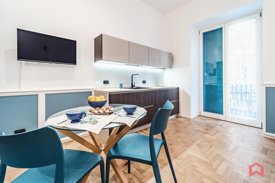 Kitchen or kitchenette, Seating area, Dining area