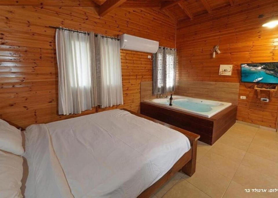 Bed, Hot Tub, Photo of the whole room, Bedroom, Bath