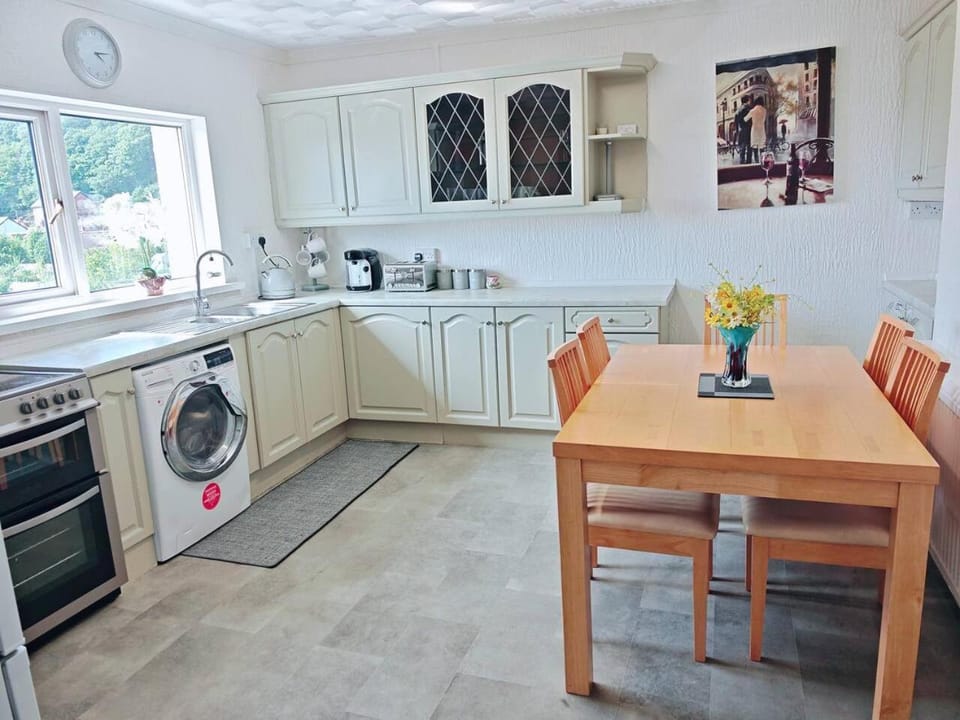 Coffee/tea facilities, Dining area, oven, stove, washing machine