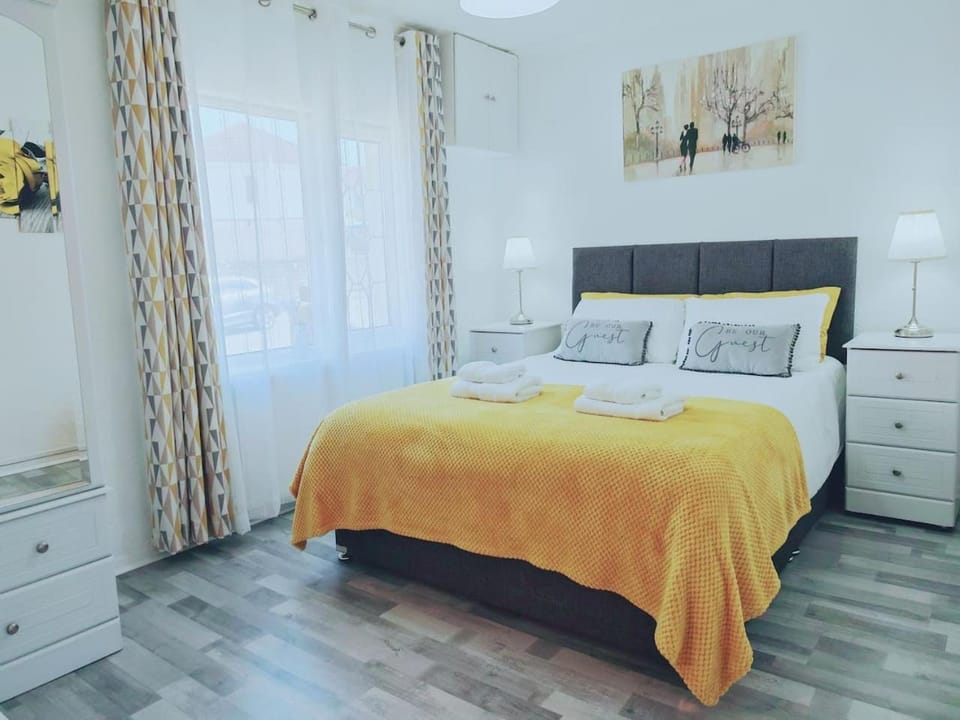 Bed, Bedroom, towels